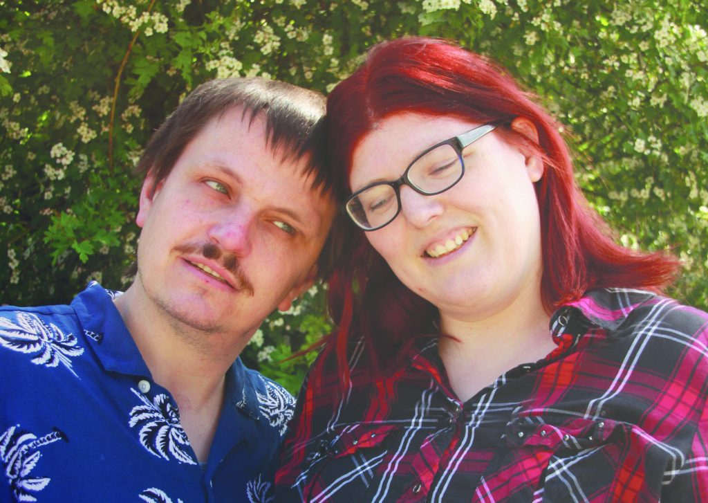 Ein Bild von zwei Menschen die eng beieinander stehen.